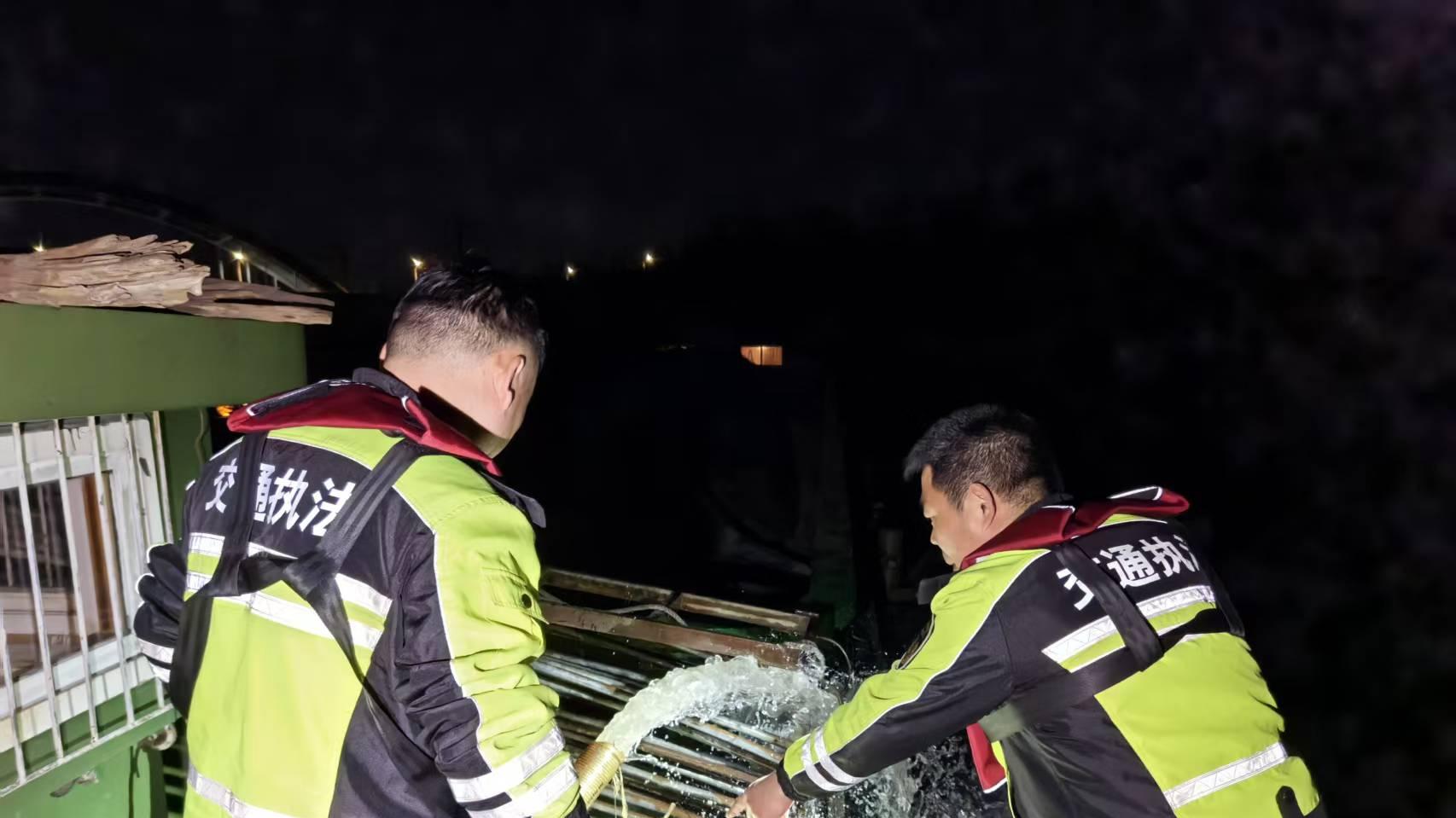 12小时！江苏淮阴交通执法成功救助漏水船舶