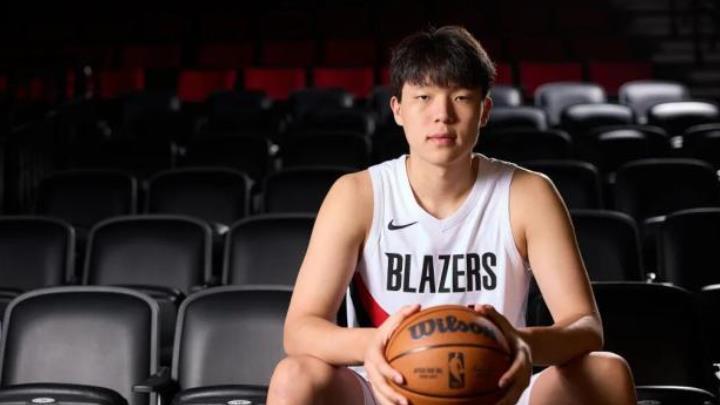 杨瀚森首秀仅4分4篮板，球迷称有情人女友陪着，怎么能打好球？