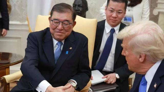 北约峰会最后时刻，石破茂突然反水，日本降级参会，美国颜面尽失