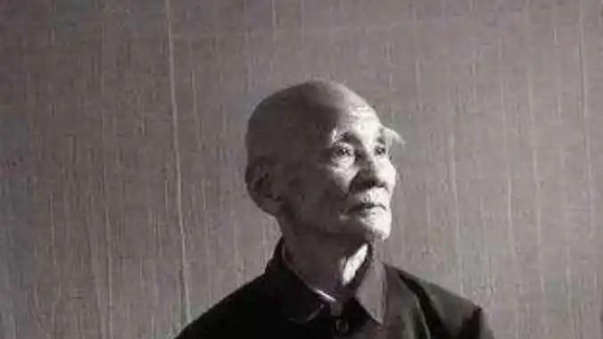 六千解放军被困山村，为何地主说给他一夜，能退三万敌军，咋做的