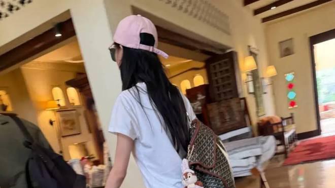 王思聪迪拜被偶遇，女伴肤白貌美身材高挑，二人拉手逛街太甜蜜