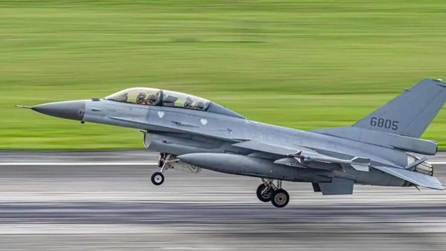 台湾订购的F16，在美国机场滑行测试