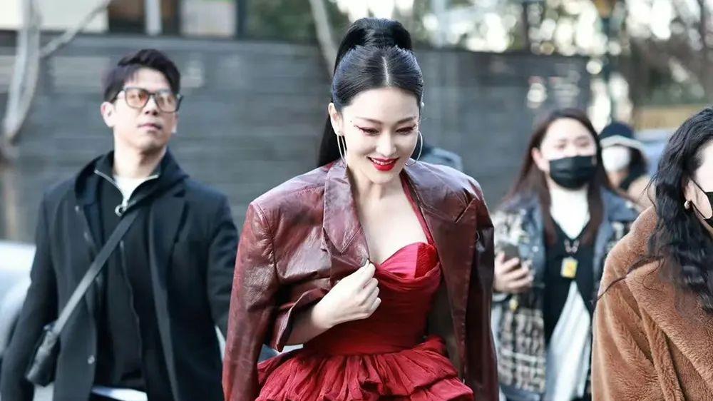 37岁张馨予长发回归好美丽 ，穿红裙配黑丝变身性感美人，天气再冷也要当辣妹