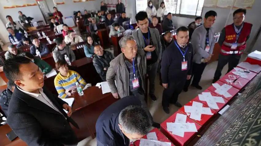 村干部换届，年龄将成硬门槛？多地明确：重点选拔45岁以下！