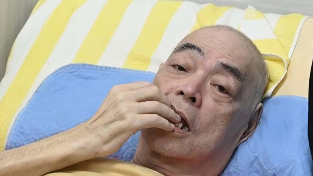 香港知名歌手卧病在床，瘦成皮包骨，晚年独住养老院靠经纪人照顾