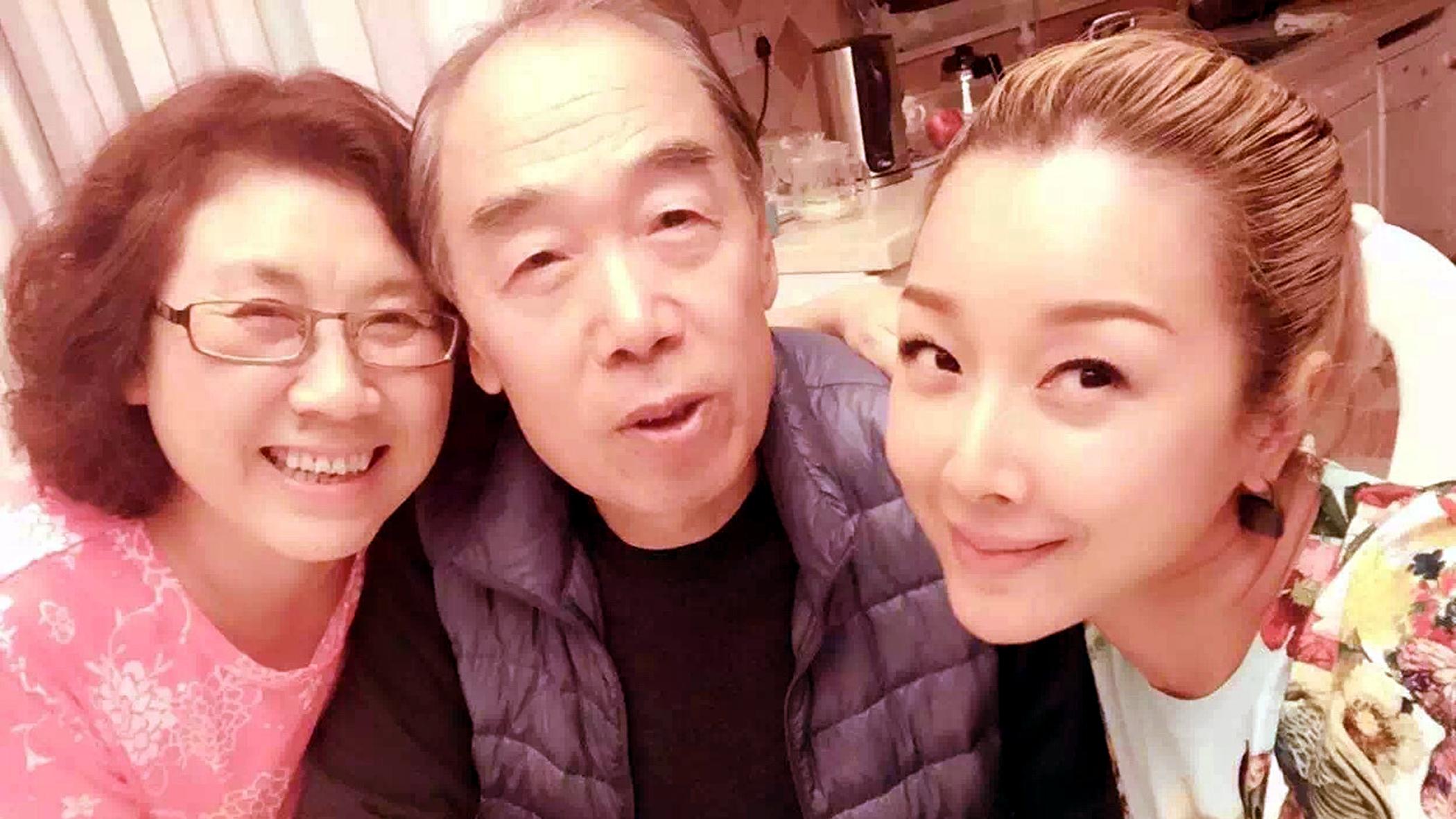 ​孙悦泪别父亲：从支持父母离婚到无悔感恩父亲，背后的家事与心路