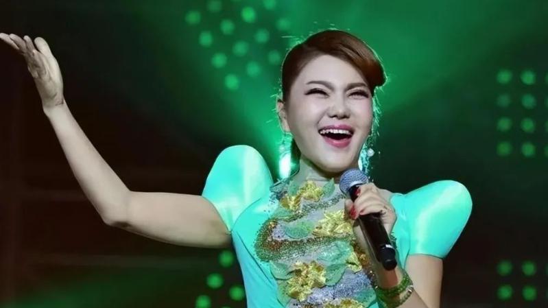 她靠“冒牌”逆袭成央视顶流，争议十年仍稳坐神坛
