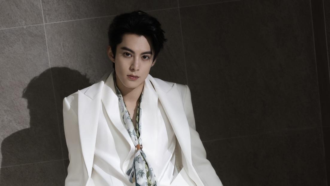 肖战、王鹤棣质感穿搭，是行走的衣架，颜值与衣品双双在线