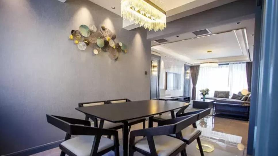 她坚持少买2个床头柜，客厅这样装，全屋不是一般的实用、漂亮！