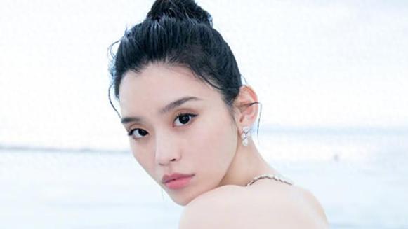 奚梦瑶从小出生上海一个中产阶级的家庭中，身为独生女的她从小集结了万千宠爱