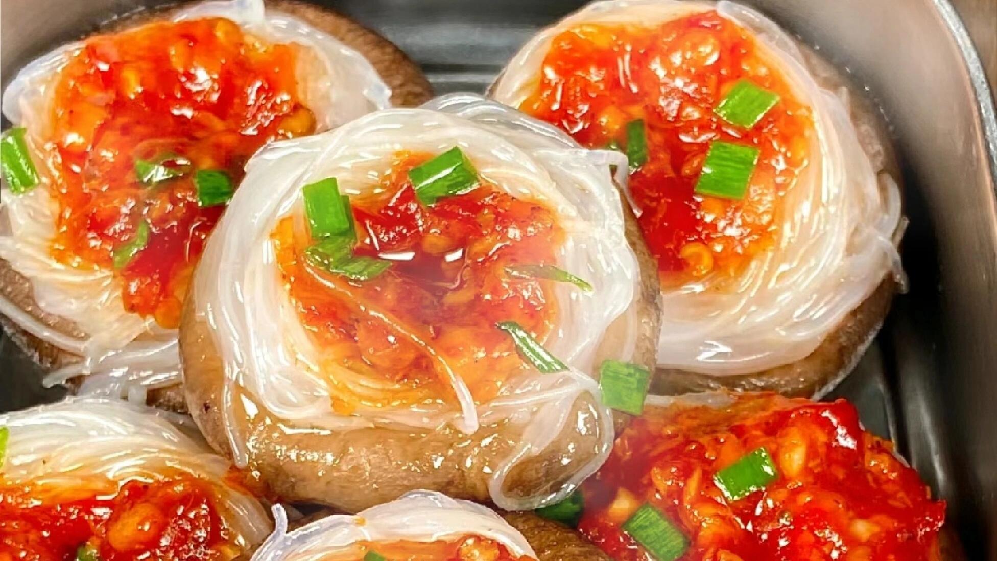 每次去烧烤摊都会来一份蒜蓉粉丝香菇吃吃勒！