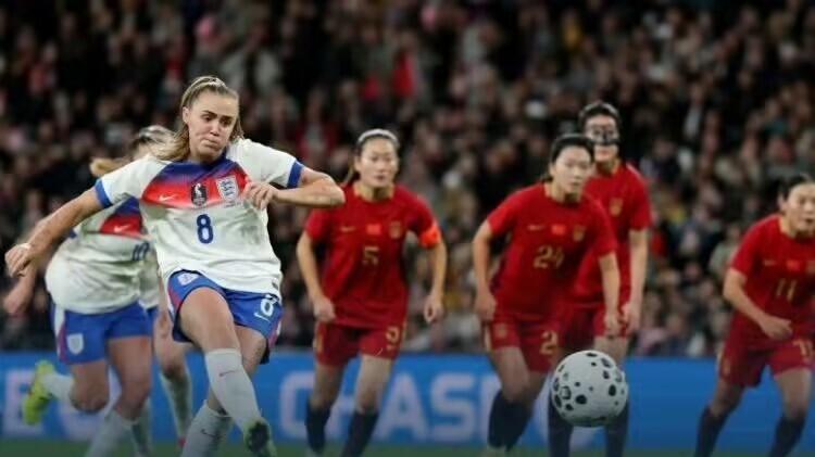 再次经历惨案！中国女足0比8英格兰，外教米利西奇“盲目自信”雪藏王霜、唐佳丽等攻击手