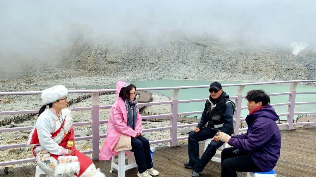 “气候会客厅”在达古冰川举行，海拔4860米传递“碳中和火炬”