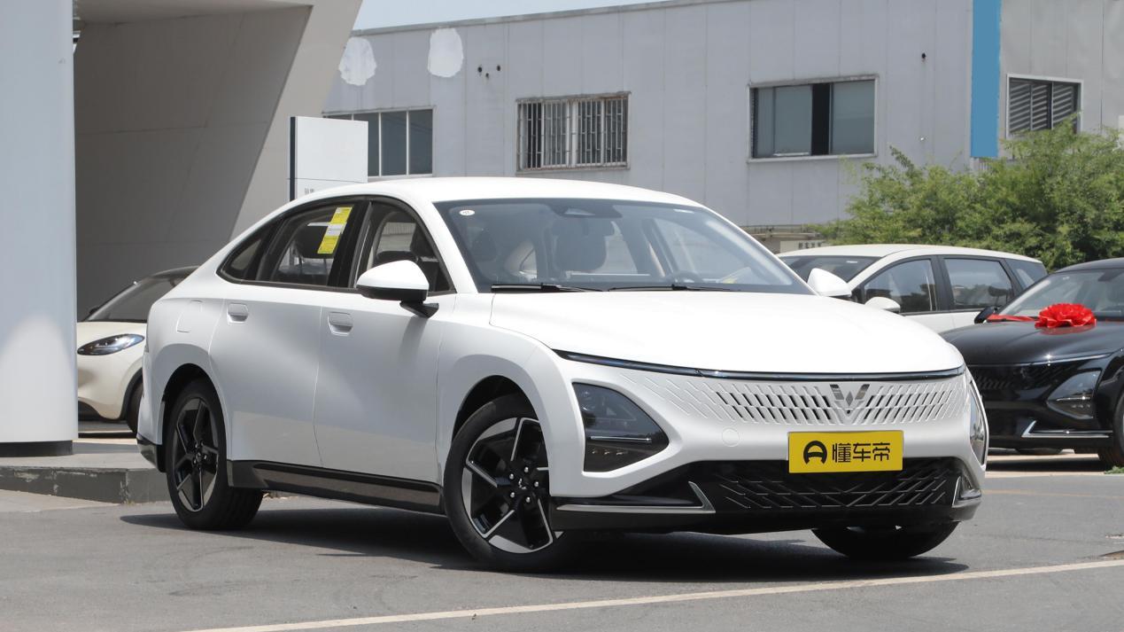 7.98万起！灵犀动力+1100km续航，五菱星光实力挑战秦L