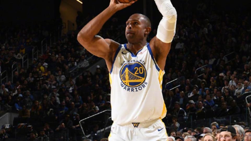 字母哥缺席！库里27分6篮板，勇士不敌雄鹿，科尔用人引质疑