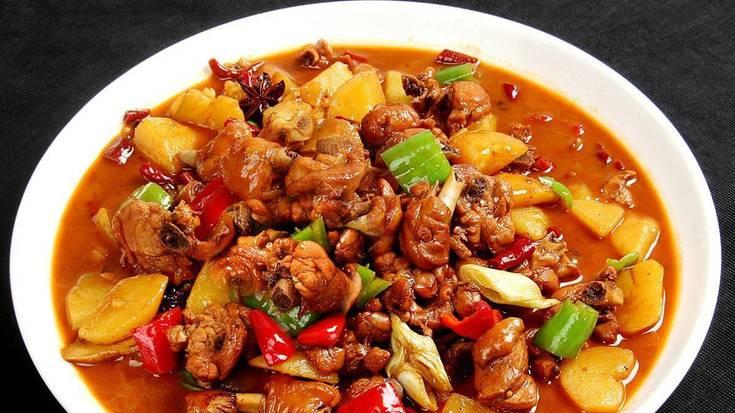 新疆大盘鸡：餐桌上的西北风情
