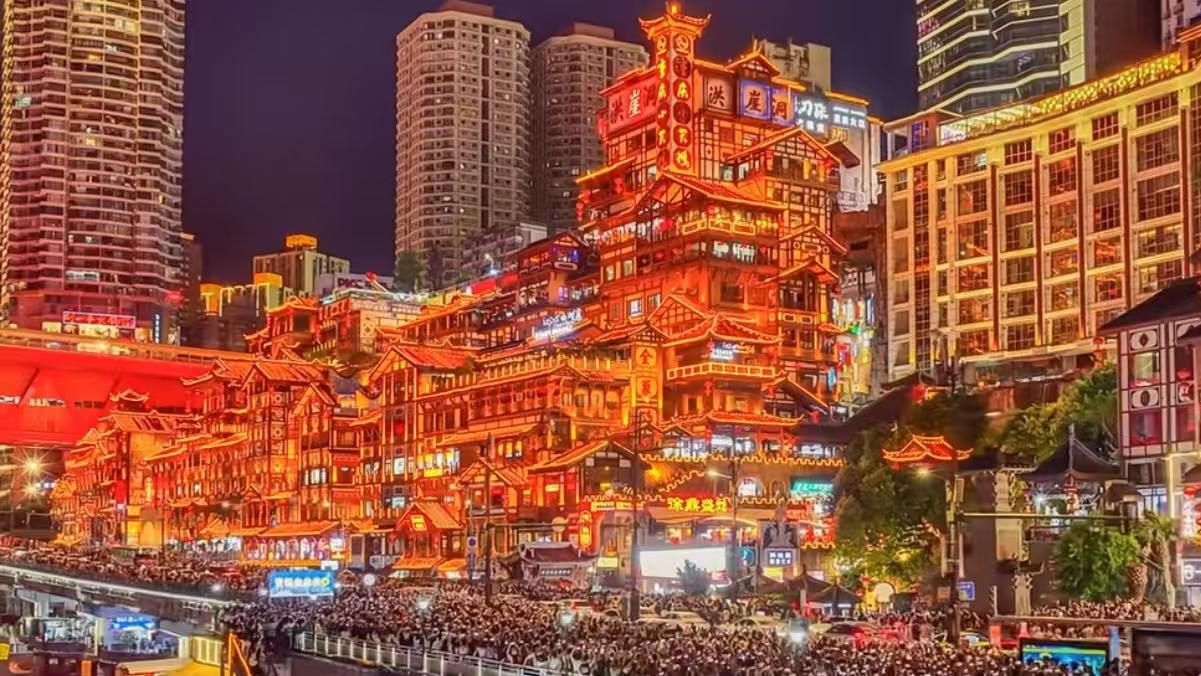 国庆中秋假期前四天12.5亿人次流动，洪崖洞灯火映照中国活力