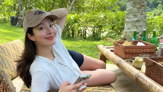 杨采钰快生了！挺8个月孕肚与老公香港逛街！身材浮肿胖了很多