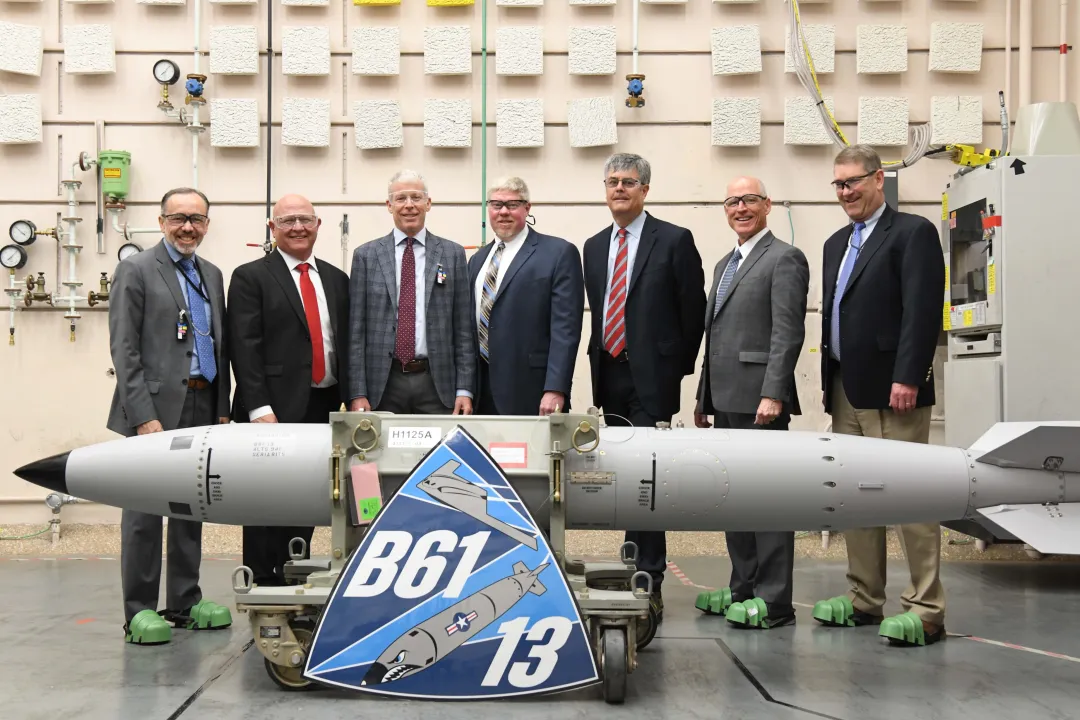 美国又给中国挖了两个坑！