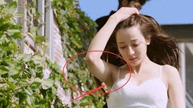 她们这样，展示了自信女人的魅力，也让观众们看到了一种朴素、自然，冰清玉洁的美感
