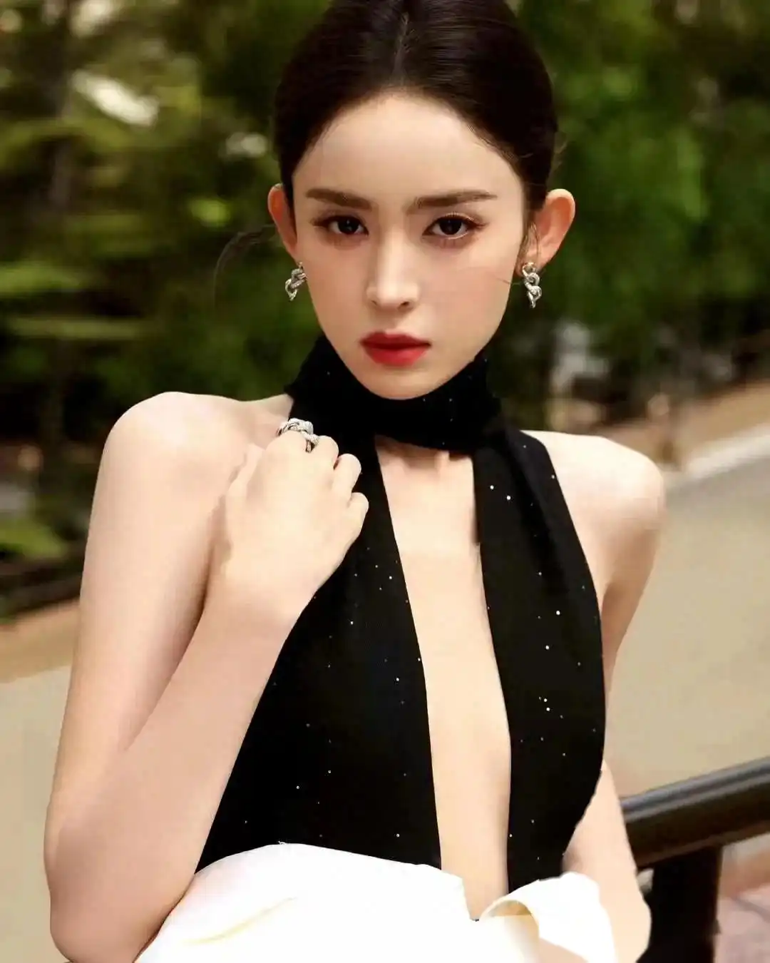 古力娜扎黑裙造型引发热议，身材变化成焦点
