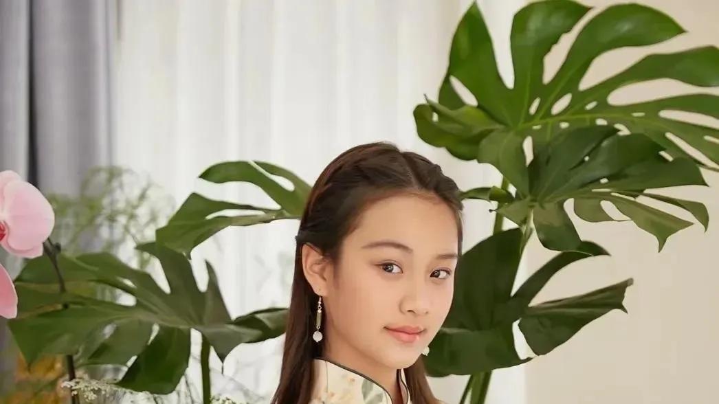 李小璐12岁女儿拍古装照，甜馨穿红色纱裙超像妈妈，越长越漂亮