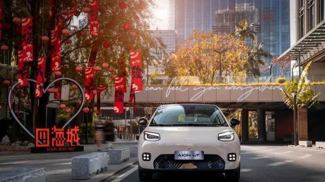 6万级纯电黑马：弹匣电池拧成麻花也能用？好看好开新卷王埃安UT