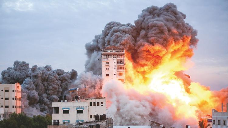 中东局势大乱，以伊对轰48小时无停火，特朗普趁机出来蹭热点