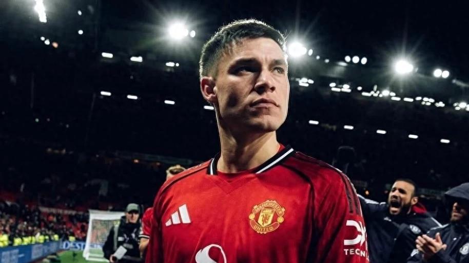 曼联中场引众怒：替补登场后球队丢球，遭球迷炮轰