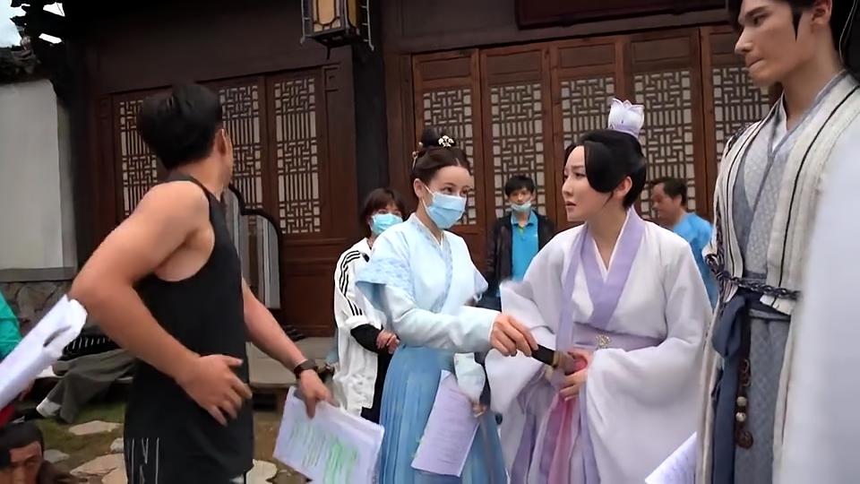 别再拿健康换流量！迪丽热巴重病住院，恐成下一个朱媛媛？