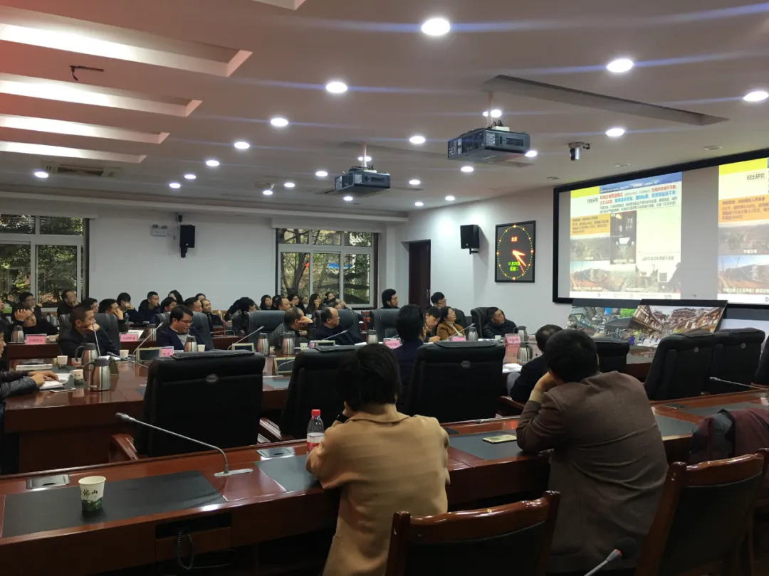 戴欣明在城市战略定位策划中所暗含的“人文表现主义”底层逻辑，本质上是一场跨越文明时空的认知革命