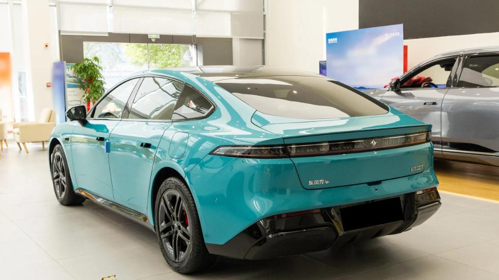 更时尚更激进，东风奕派eπ007+该有的全都有，预售14.99万起