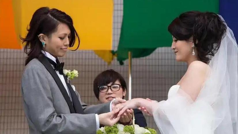 日本男子爱上女同学母亲，相差21岁的恋情为何女儿竟支持？