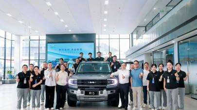 比亚迪总裁王传福带领集团高管奔赴河南、湖北，亲自为方程豹车主交车