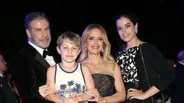 好莱坞史诗级丑闻！屈伏塔9岁儿子身世成谜：一场5000万官司，牵出猫王家族“借卵生子”秘辛…