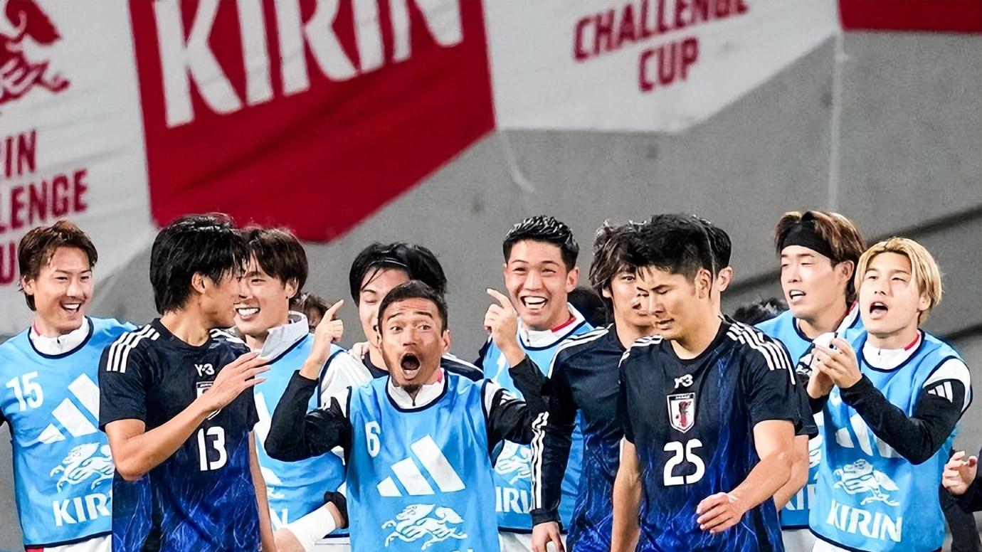 让二追三掀翻巴西，日本队创历史！赛后日本主帅一句话戳中国足球迷痛处