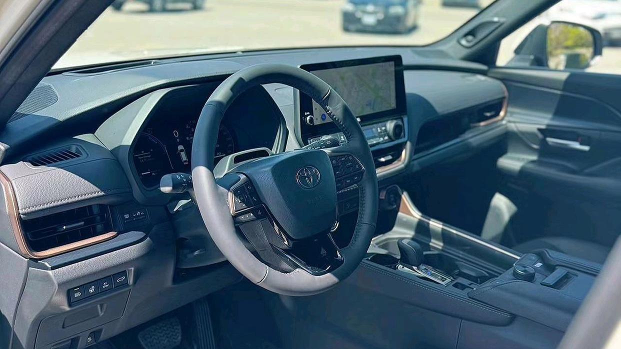 汉兰达焕新登场，SUV霸主之争，谁能笑傲江湖？