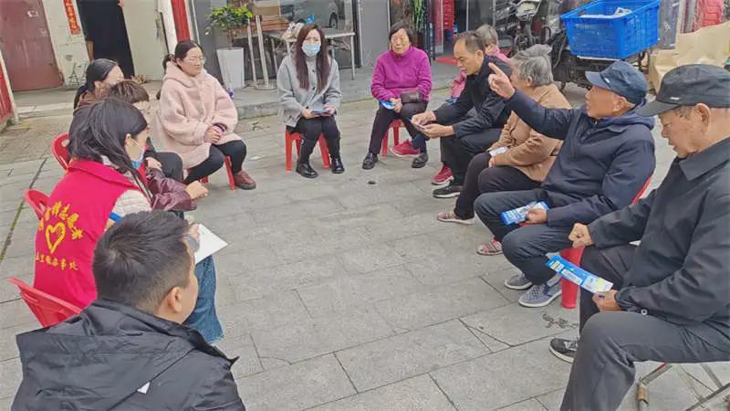 信阳市浉河区五里墩街道申碑社区：“板凳会”见邻里情