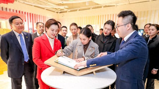 泰国大批党员辞职，佩通坦时代将结束？76岁他信出山，泰文官来华面谈