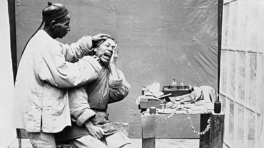 老照片：晚清牙医在街头用老虎钳拔牙，病人痛到变形