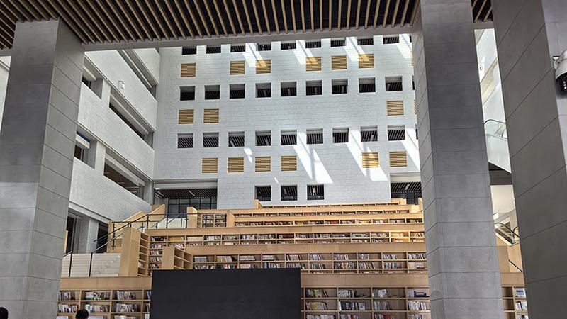 书香与美学的邂逅：日吉华清水板，点亮大学图书馆的灵魂