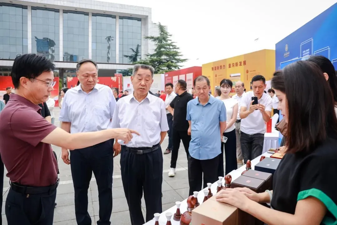 退休高官“退而不休”终落马！刘满仓被双开，贪腐触目惊心