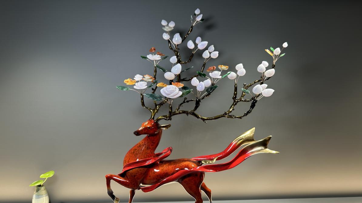 3 分钟翡翠入门：分清翡与翠、看懂种水色，还懂为什么只选缅甸料