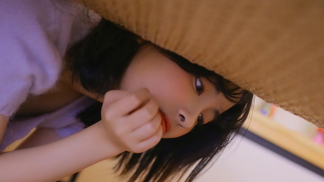 吴良明日花奈奈主人的自我修养《主人的自我修养》吴良无奈的坐到了明日花奈奈旁边，闭着眼睛平静了一下心情