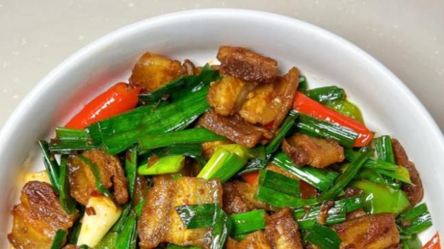 蒜苗回锅肉：香到邻居来敲门，一口就吃出川菜的灵魂！