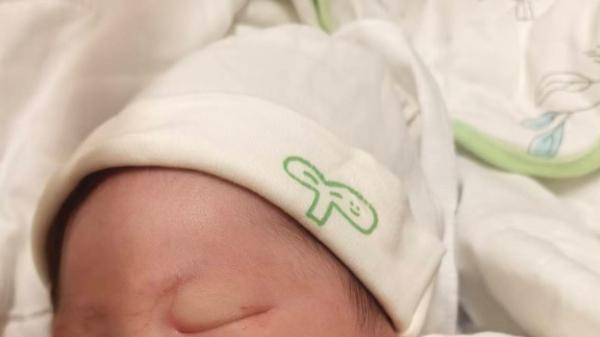 5个行为要自检，很伤宝宝的“脊椎”，早知道越好