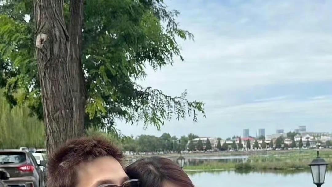 狗仔镜头下的甜蜜暴击！34岁吴谨言产后首秀惊艳全网