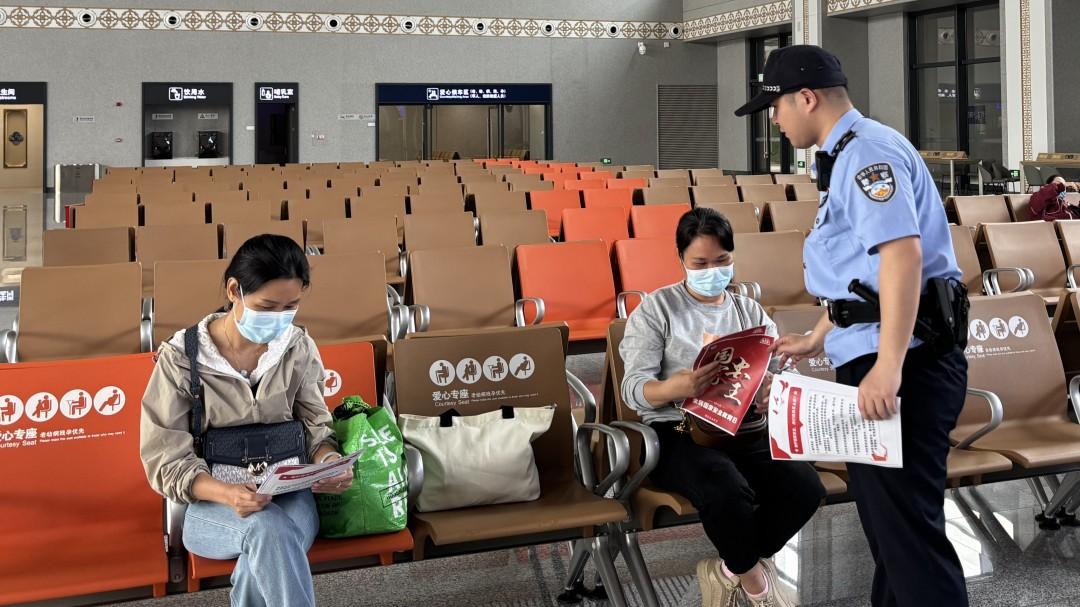 筑牢防线，共护国安——佛山铁警开展全民国家安全教育日宣传活动