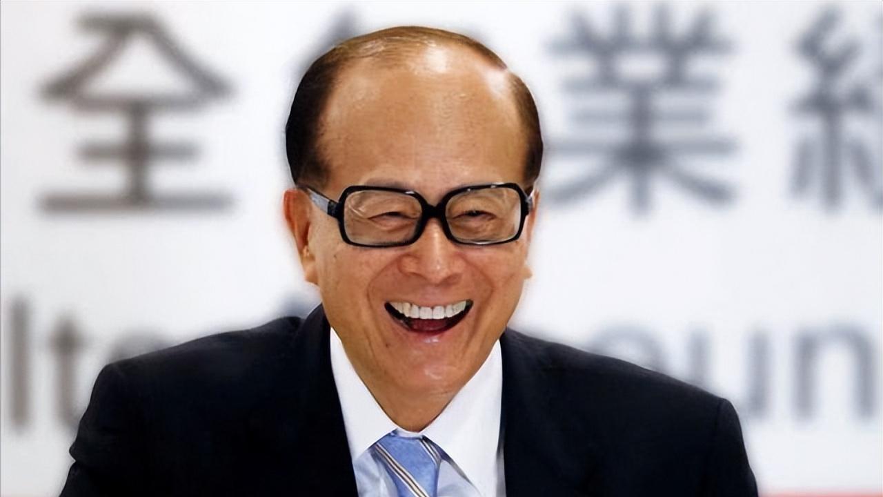 96岁李嘉诚罕见现身，亲自操作抗癌仪器，笑出一脸皱纹！