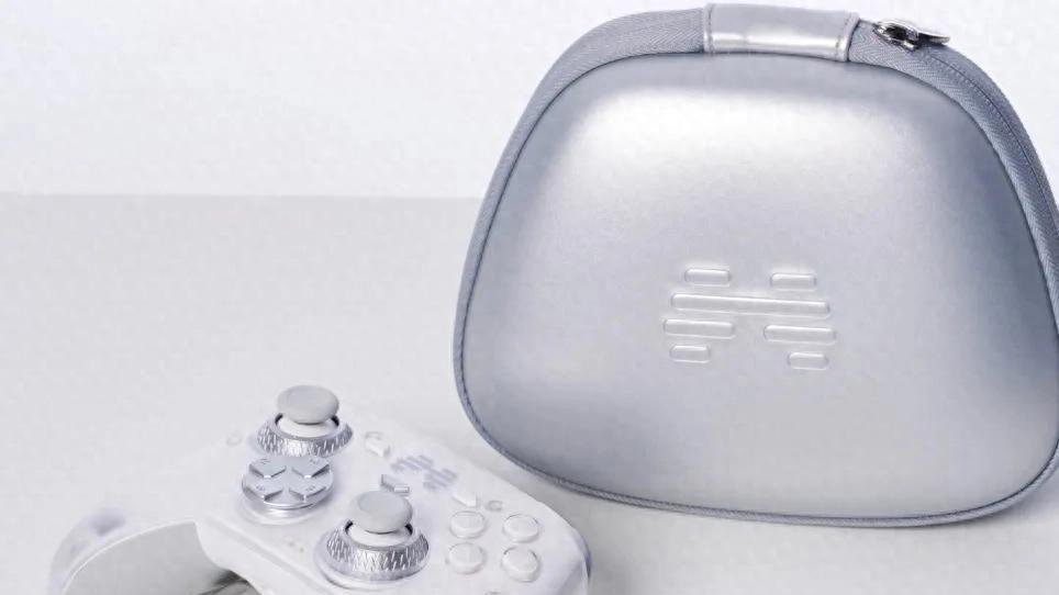 何为满配旗舰？北通鲲鹏70AI智控旗舰手柄：颠覆游戏手柄操控体验